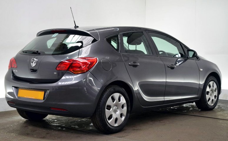 Vauxhall Astra 1.6 Exclusiv grey rear