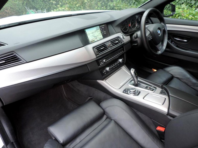 BMW 520i Interior Front