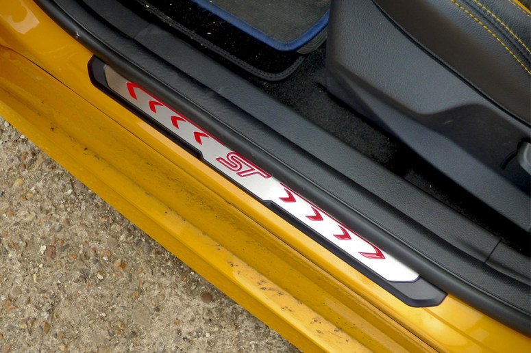 Ford Focus ST Style Pack illuminated scuff plate