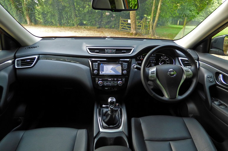 Nissan X-Trail Tekna dash